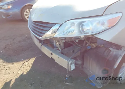 2013 Toyota Sienna Xle V6 8 Passenger from USA, damaged, VIN 5TDYK3DC6DS388793